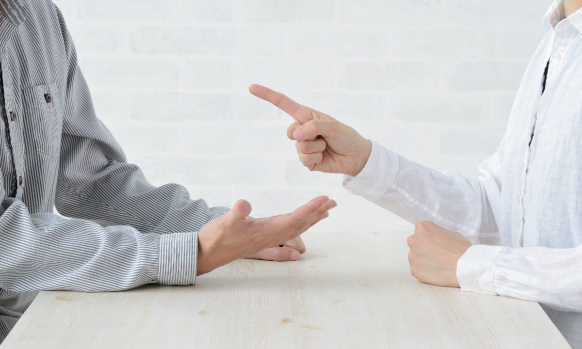 mani di persone che discutono su spese impreviste casa in affitto