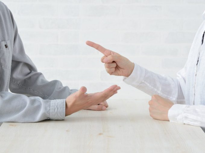 mani di persone che discutono su spese impreviste casa in affitto