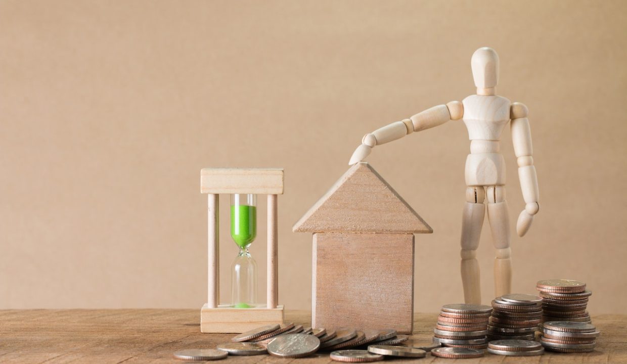 elementi in legno come casa clessidra soldi per raffigurare bonus prima casa