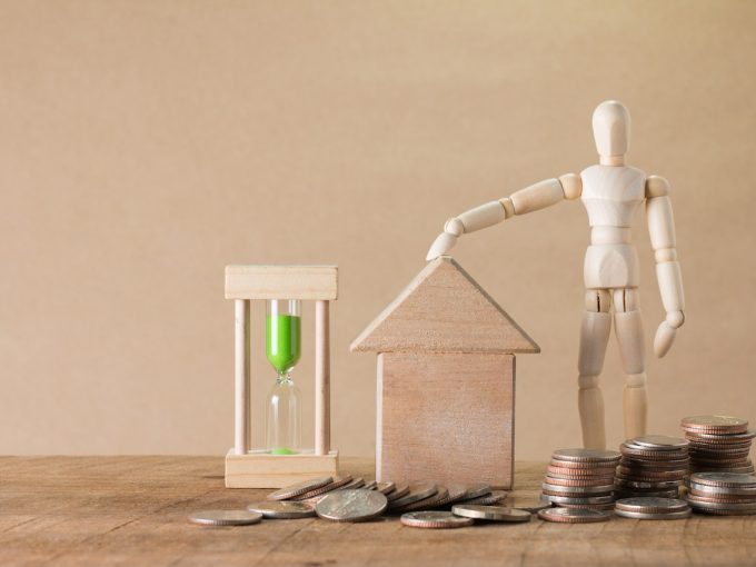 elementi in legno come casa clessidra soldi per raffigurare bonus prima casa