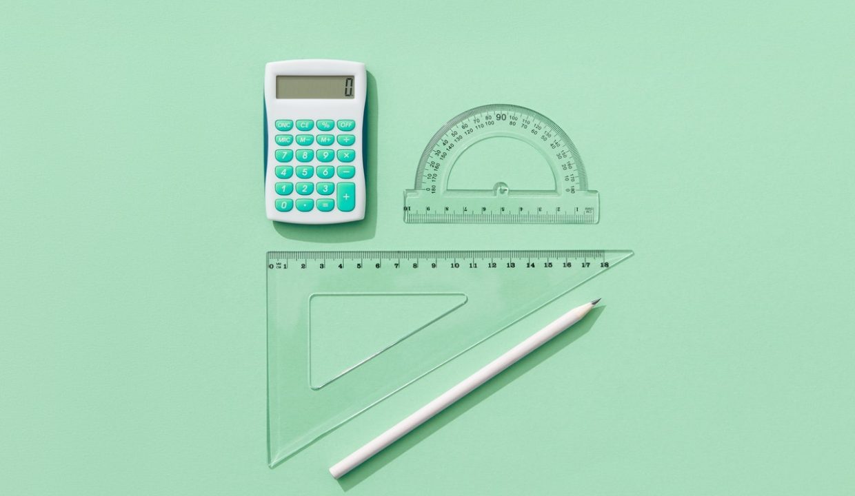 squadra e calcolatrice per rappresentare il calcolo del valore catastale