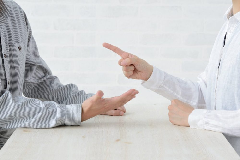 mani di persone che discutono su spese impreviste casa in affitto