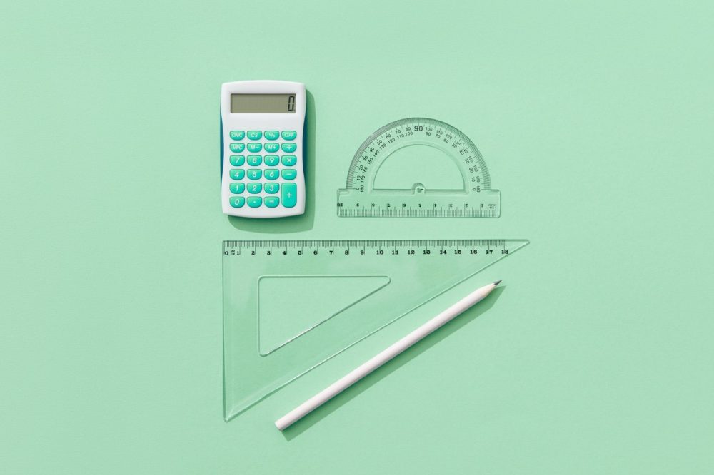 squadra e calcolatrice per rappresentare il calcolo del valore catastale